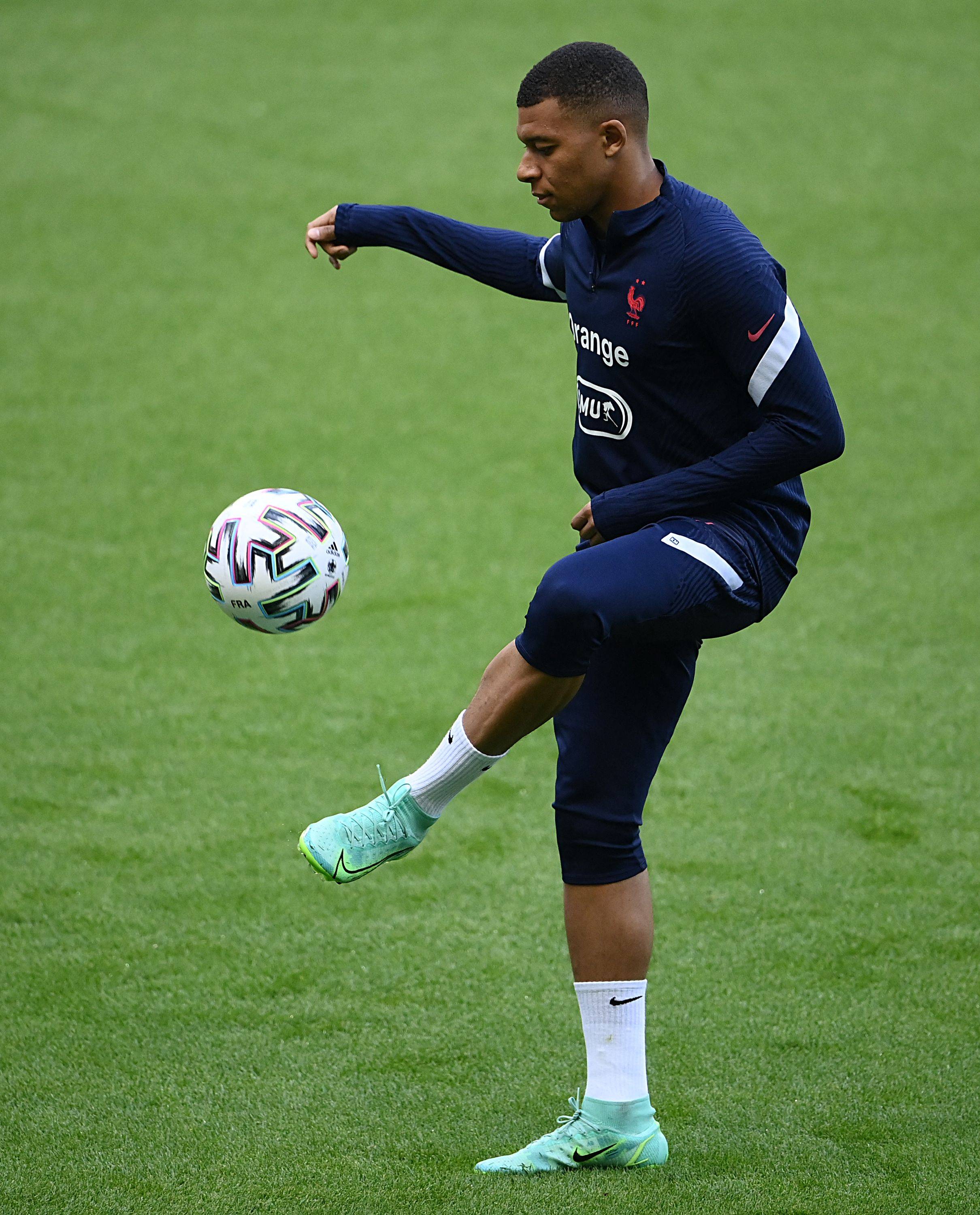 达万庆祝足协杯夺冠：我无比开心能实现这个将永存于心的梦想（达万欢庆足协杯加冕：实现一生难忘的梦想让我无比欣喜）