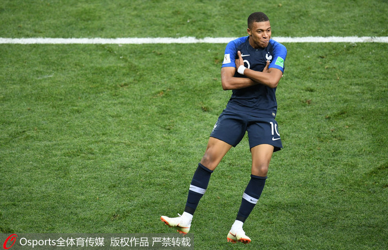 伊涅斯塔：佩德里不必成为我，希望他未来达到更高水平（伊涅斯塔：佩德里无需做我的翻版，期待他未来更上一层楼）