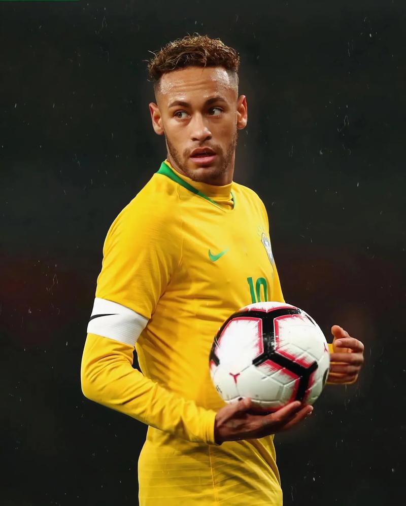 梅西获美职联MVP并率队首夺总冠军，雨中致歉开幕式取消（梅西荣膺美职联MVP率队首夺总冠军，雨中开幕式取消他现场致歉）