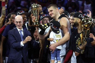 前锋伤愈回归轰出世界波（伤愈复出，前锋一记世界波惊艳全场）