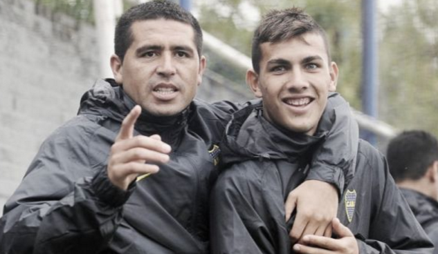 西足协前主席鲁比亚莱斯在发布会被扔鸡蛋，试图回击但被拦住（西足协前主席鲁比亚莱斯发布会上遭掷鸡蛋，欲回击被制止）