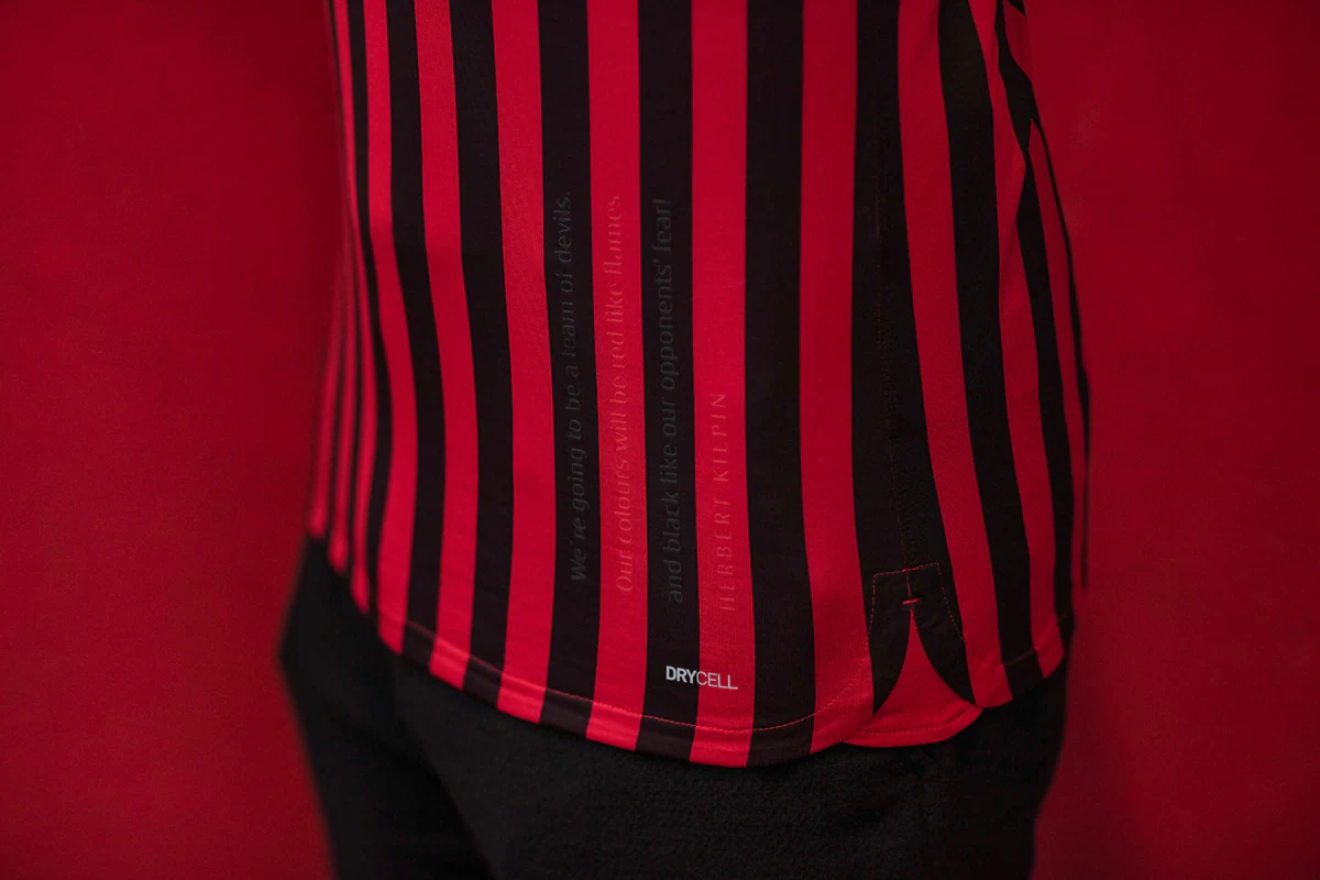 字母哥暴扣点燃主场（字母哥重扣引爆全场）