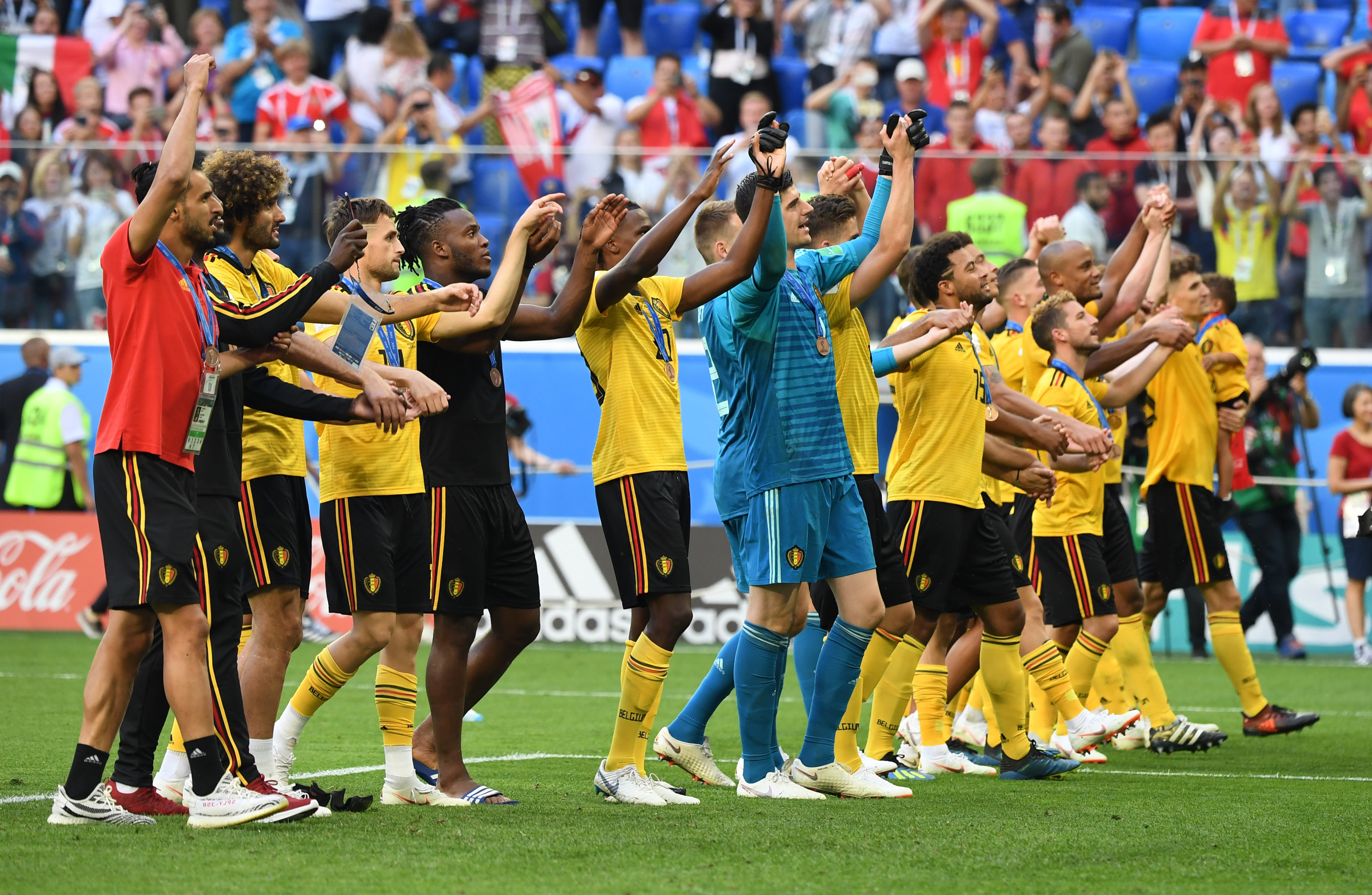 一战封神🔁陈威在#亚冠#第6比赛日多次为上海海港...（陈威神勇爆发：#亚冠#第6比赛日多次神扑护航上海海港）